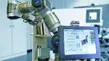 Bild 2: Die Bedienoberfläche wurde so gestaltet, dass auch Robotik-Laien das System bedienen können. Eine Kamera am Greifer überträgt Detailbilder vom Greifvorgang und lässt sich zugleich als Leselupe nutzen. 