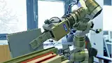 Bild 3: Zentrales Element des mobilen Roboters ist der Leichtbauarm »LWA 3.10«. Um die Bücher zu greifen, hat sich der mechatronische Parallelgreifer »PG 70« bewährt.