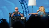 Jeff Kodosky, der Erfinder von LabVIEW, demonstriert die zukünftige Touch-basierte Programmierung mit LabVIEW auf einem Tablet-Computer auf der Konferenzveranstaltung „NIWeek 2012“