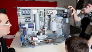Auszubildende von Siemens haben gemeinsam mit Studenten der Hochschule für Technik und Wirtschaft (HTW) des Saarlands den Currywurst-Automaten »CurryMax« entwickelt.