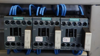 Der Automat wird mit Hilfe einer Logo!-Kleinsteuerung der Siemens-Division Industry Automation gesteuert. 