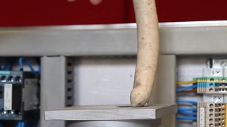 Die Wurst durchläuft dabei mehrere Produktionsschritte: Gleich zu Beginn...