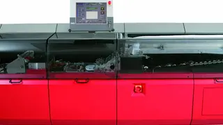 Mit dem Touch-Computer wird die Kuvertiermaschine »K3500« gesteuert - sie schafft bis zu 24.000 Kuvertierungen pro Stunde.