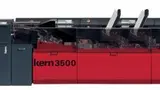 Die Kuvertiermaschine »K3500« von Kern schafft bis zu 24.000 Kuvertierungen pro Stunde.
