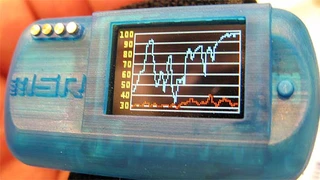Daumengroß und nun mit Display und Bluetooth-Funk: der Universal-Datenlogger MSR 145 erfasst physikalische und rein elektrische Messgrößen.