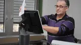 Markus Bachmann, technischer Projektleiter bei Kern, leitet die Tests an der Maschine.