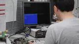 Software-Ingenieur Ivo Trajkovic passt das Linux-Betriebssystem aufgrund der Testergebnisse an.