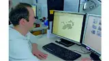 Bild 2: Dr. Christian Buggle von Menlo Systems erstellt an seinem CAD-PC ein dreidimensionales Hüllmodell des Shutters 