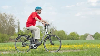 Stiftung Warentest-Testfahrer auf einem Elektrobike