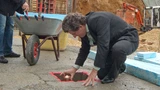 Präzisionsarbeit: ZSW-Vorstand und Leiter des Geschäftsbereiches Elektrochemische Energietechnologien Prof. Dr. Werner Tillmetz setzt die Metallhülle in Batterieform in das Fundament.
