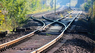 Eks vergleicht es mit dem Funktionsprinzip der Eisenbahnweiche, die von einem starken Elektromagneten gehalten wird – fließt kein Strom mehr, so wird die Weiche automatisch umgestellt.