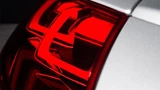 Für die dreidimensionale OLED-Heckbeleuchtung kommen neue, vernetzbare rote Materialien zum Einsatz.