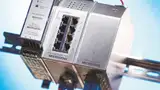 Anwendung für die Hutschienenmontage: Der optische Bypass Fiber Protection Switch (rechts) schützt den Switch mit Netzteil (Mitte und links).