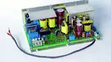 Bild 2: Dieses medizinische Netzteil leistet nominal 300 W (Peak-Power bis 400 W) bei 35 V und verfügt über einen kundenspezifischen mechanischen Aufbau mit hoher Packungsdichte. Ein analoger Messausgang, der den Laststrom an der 35-V-Schiene wiederg