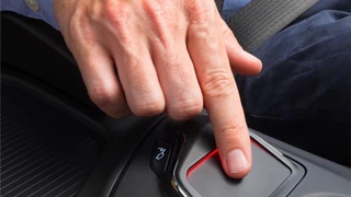 Zum Bewegen des Cursors auf dem Bildschirm reicht ein Finger, gefolgt von einem kurzen Druck auf das Touchpad zum Öffnen des angewählten Menüpunkts.
