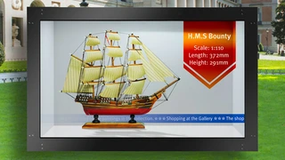 Bei solch einem transparenten Display sind die dahinter befindlichen Objekte klar erkennbar, gleichzeitig lassen sich aber auch Informationen darüber einblenden. Eine Anwendungsmöglichkeit dafür wären zum Beispiel Vitrinen in Museen. Data Modul biete