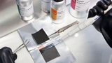 Batterieforschung ist Handarbeit: Eine Testzelle wird im Labor mit einem Elektrolyt befüllt. 