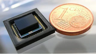 Der Kopf einer 1,4 mm flachen Multiapertur-Kamera für Anwendungen in der Videotelefonie. In dem Projekt werden auch Demonstratoren für Automotive-Anwendungen sowie für die industrielle Bildverarbeitung entwickelt.