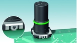 Schirmpotential von der M12-Frontplatten-Verschraubung über integrierte Einlöt-Kontakte direkt auf die Leiterplatte