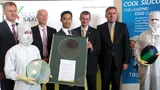 Bundesminister Dr. Philipp Rösler (3.v.l.) mit Helmut Warnecke (Infineon), Dr. Rutger Wijburg (Globalfoundries), Staatssekretär Hartmut Fiedler (SMWA), Staatssekretär Jan Mücke (BMVBS) (v.l.n.r.) und Auszubildenden von Globalfoundries (vorn)