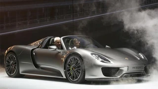 Mit Spannung erwartet: Matthias Müller, Vorstandsvorsitzender der Porsche AG, präsentiert den Porsche 918 Spyder.