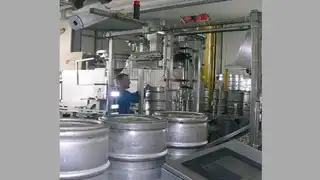 Volle Bierfässer werden von der Wärmekamera (ganz oben links im Bild) kontrolliert. Rechts unten auf dem Bild erkennt man den Touchscreen-Monitor des Bedieners.