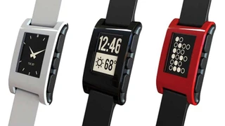 Pebble Smartwatch in drei Farben