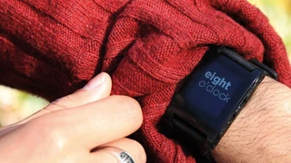 Pebble Smartwatch mit Uhrzeit als Text