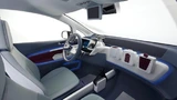 Cockpit-Bereich mit konfigurierbarem 7-Zoll-TFT-Informations-Display, zwei Displays für Informa- tionen zu HVAC und Telefonkontakten, Head-up-Display