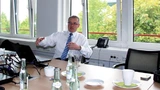 Bild 1. Ralf Bungenstock, Manager Product Marketing Connectivity der Phoenix Contact E-Mobility GmbH über Wachstumsstrategie, die Wichtigkeit der Normung, China und induktives Laden.