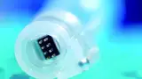 Bild 3: Proberöhrchen mit integriertem Speicherchip und RFID-Transponder sind die Kernelemente der »intelligenten« Lagertechnik