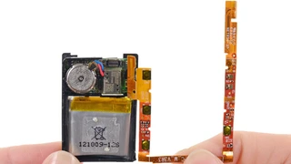 Die Leiterplatten und Kabel im Inneren der pebble Smartwatch. Zu sehen sind auch der Akku und das Vibrationsmodul.