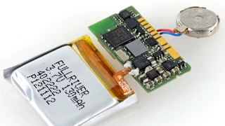 Die technischen Komponenten der Pebble Smartwatch: Hauptplatine, Akku und Vibrationsmodul
