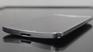 Samsung Galaxy Round flach auf dem Tisch liegend, Biegung erkennbar