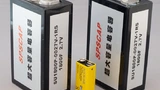 Prismatische Superkondensatoren von SPSCAP im Größenvergleich mit einer 9-V-Batterie.