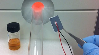 Der Prototyp des Silizium-Superkondensators mit Anschlüssen vor dem Ofen, in dem er beschichtet wurde