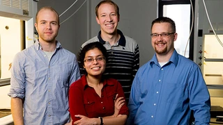 Die Entwickler des Superkondensators:  Landon Oakes, Shahana Chatterji, Andrew Westover und Cary Pint (von links nach rechts).