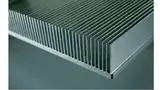 Bild 2: Die einzelnen extrudierten Aluminiumlamellen des »SuperPower«-Kühlkörpers von Pada Engineering bilden einen kompakten Hochleistungsprofilkühlkörper 