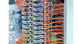 Bild 2: Die mit Bauelementen bestückten Stecker werden einfach in die Trennzone der Grundklemme gesteckt