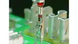 Bild 1: Stift und Steckbuchse mit angecrimpter Leitung ist die am häufigsten genutzte, aber auch teuerste aller Möglichkeiten, eine Leitung an eine Platine anzuschließen 