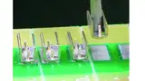 Bild 6: Der Schneid-Crimpanschluss lässt sich mit einem SMT-Bestückautomaten verarbeiten