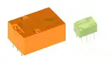 Bild 3: Im Vergleich mit dem NF-Relais (links) ist das AGQ-Relais winzig - es misst nur 10,6 mm x 7,2 mm x 5,2 mm