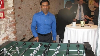 Rahman Jamal an einem Kicker Spiel 