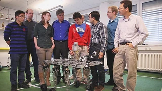 Das Team Berlin Rockets hat eine Roboterplattform mit sechs gegliederten und mit Rädern versehenen Beinen entwickelt. Im Normalbetrieb...