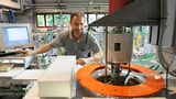 Der Physiker Dr. Josef Pal überprüft an der MULTIMAG-Anlage des HZDR, wie unterschiedlich eingestellte Magnetfelder auf Flüssigmetalle wirken.