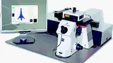 Bild 1: Mit diesem 3-D-Laserlithografiesystem lassen sich komplexe dreidimensionale Mikro- und Nanostrukturen in photosensitiven Materialien herstellen