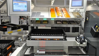 Laserlinien geben dem Bediener die zu bestückende Position auf dem Bauteileträger vor.