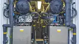 Die Innenansicht des Elektrolyseurs zeigt die isolierten Wasserstoff- und Sauerstoff- führende Verrohrung und Vorratsbehälter.