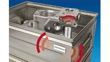 Auch auf leitfähigen Oberflächen sind RFID-Chips mit speziellen Kunststoff-Tags noch sehr gut arbeitsfähig und erreichen Lesedistanzen im Meter-Bereich