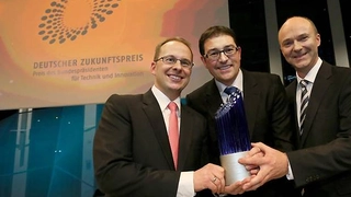 Die Preisträger des Deutschen Zukunftspreises 2013 mit ihrem Preis